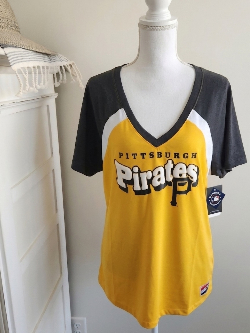 NWT PITTSBURGH PIRATES NEW ERA RAGLAN V-NECK TEE